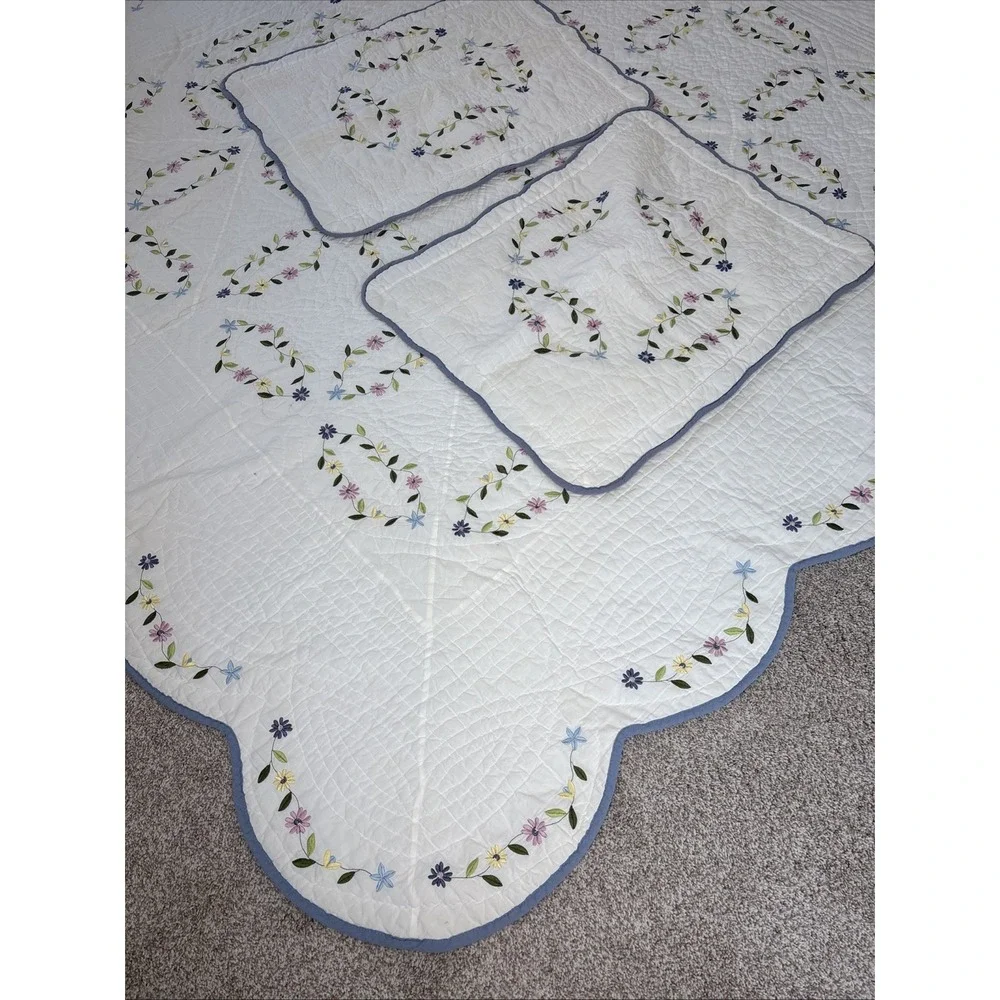 Embroidered Floral Wreath Full Cream Quilt & Shams Scalloped Edge Cottagecore